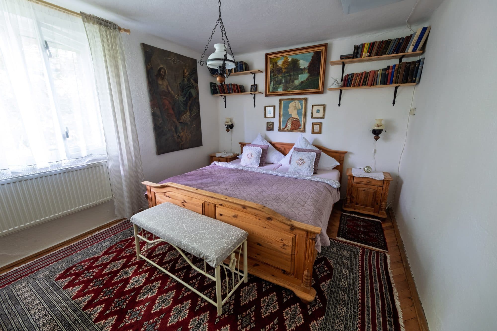 Chaloupka pod skalou: loznice prizemi